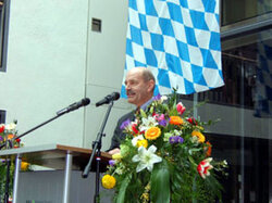  Oberbürgermeister Hans Schaidinger hält eine Rede.