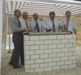  Hammerschlag zur Grundsteinlegung