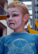  Ein Junge mit Vampirschminke