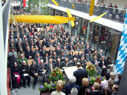  Amtsleiter Peter Stumpf hält im voll besetzen Atrium eine Rede.