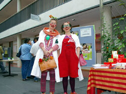 Zwei Klinikclowns vor einem Infostand