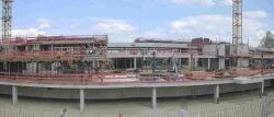  Panoramabild der Baustelle - es steht bereits ein Rohbau.