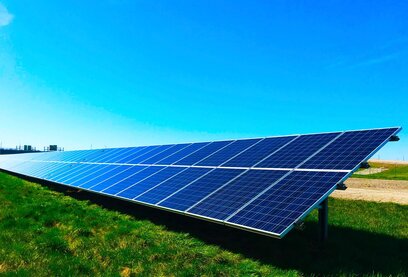 freistehende Solar-Panel auf Wiese