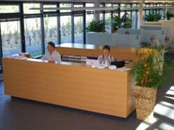  Blick ins Servicezentrum mit Mitarbeitern hinter dem Eingangstresen