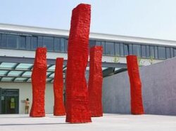  Rote Stehlen im Außenbereich vor dem Eingang